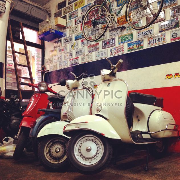 Vespa scooters in garage - image gratuit #331325 
