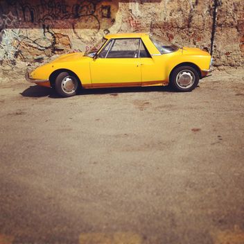 Old yellow car - бесплатный image #331495