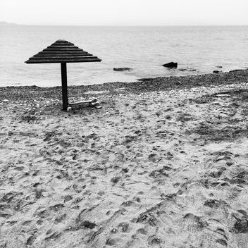Beach umbrella on seashore in Greece - бесплатный image #331755