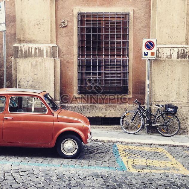 Fiat 500 on the road in Rome - image gratuit #331835 