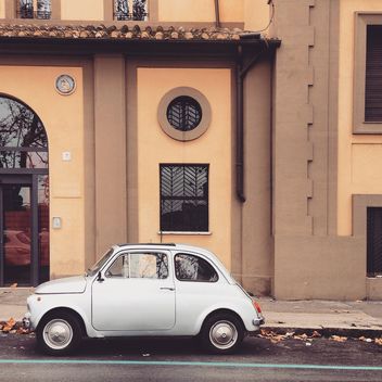 Fiat 500 parked near the house in Rome - image gratuit #331845 