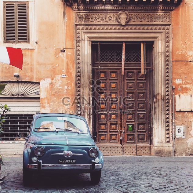 Fiat 500 parked near old building - бесплатный image #331905