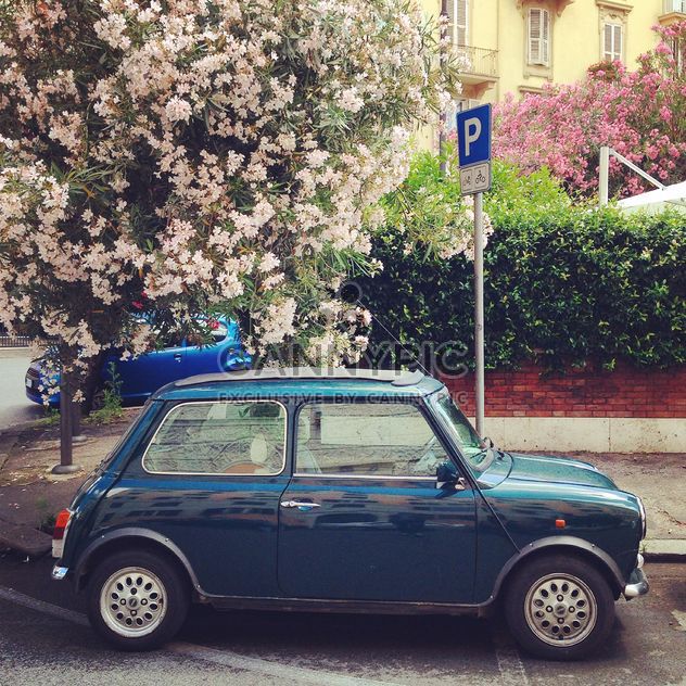 Little retro car in the street - image gratuit #331925 