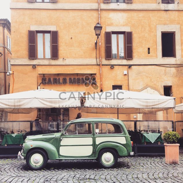 Old Fiat near outdoors cafe - image gratuit #332315 