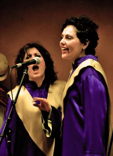 People in purple mantels singing gospel - бесплатный image #333775