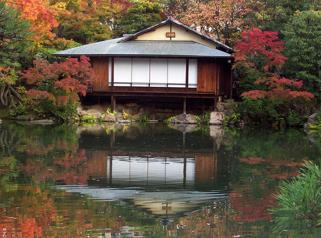 Japan (Kobe-Sorakuen Garden) Tea House and its reflection1 - Kostenloses image #334145