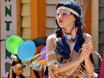 Dancer in a costume of Indian of America - бесплатный image #334685