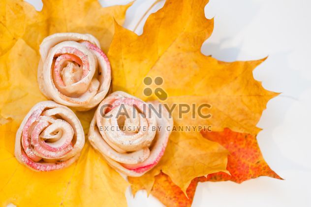 Roses made of dough and apples - image gratuit #337835 