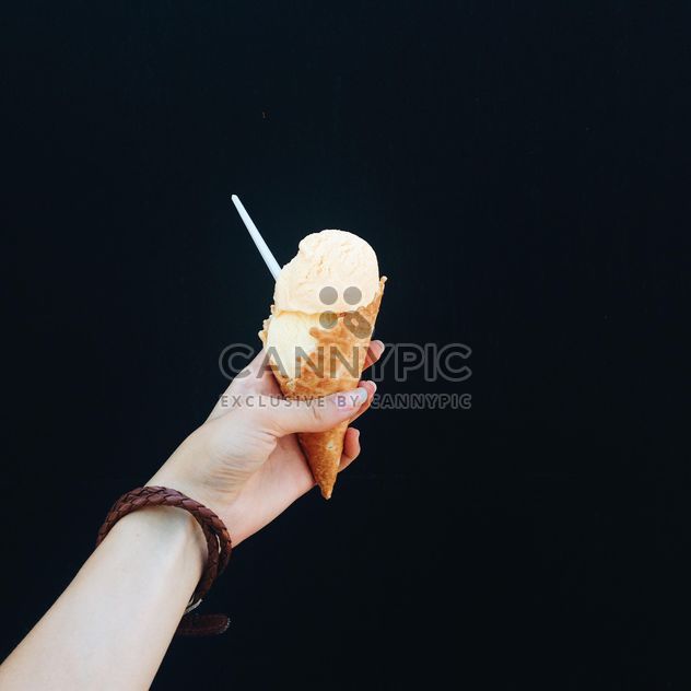 Ice cream cone in hand - Kostenloses image #338215