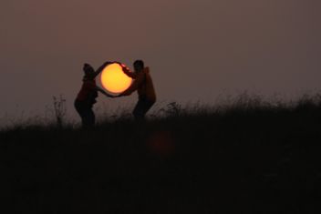 Couple with sun in hands - бесплатный image #338545