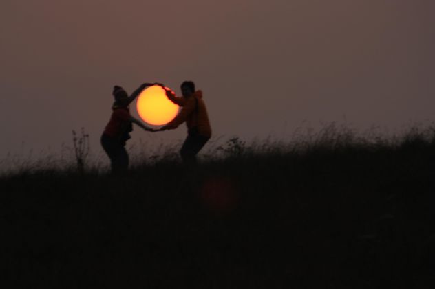 Couple with sun in hands - Kostenloses image #338545