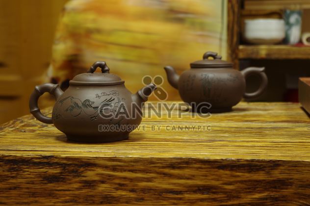 Clay teapots on table - Kostenloses image #339225