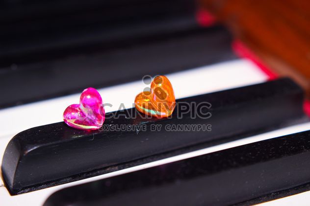 Closeup of piano decorated with tiny hearts - бесплатный image #341475