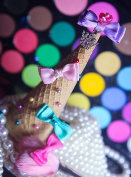 Icecream cone with ribbons and stars on a background of colorful eyeshadow palette - image #341505 gratis