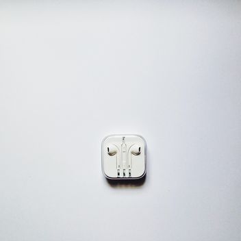 white earphones for iphone in box - image #343505 gratis