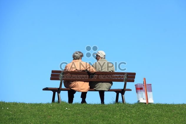 Old couple sitting on a bench - image #344165 gratis