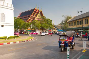 Traffic in front of temple - бесплатный image #344445