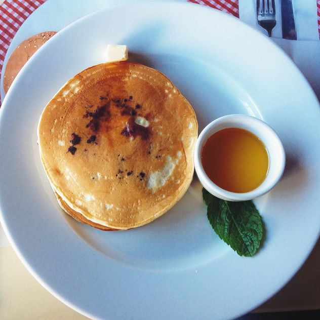 Tasty pancakes with syrup on plate - бесплатный image #345085