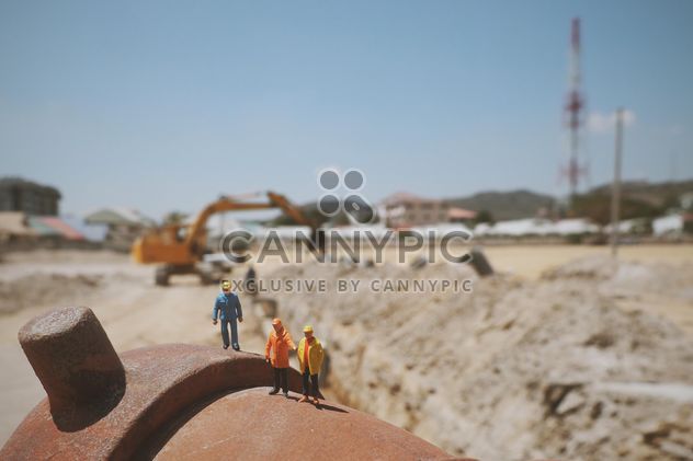 Miniature statuettes of engineer and workers at construction site - Kostenloses image #346595