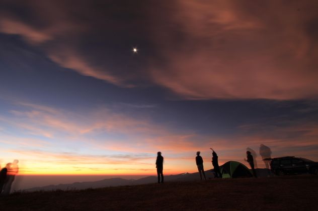 Silhouette of tourists in mountains at sunset - image #346985 gratis