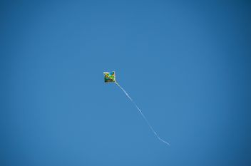 Kite fly in clear blue sky - image #347215 gratis