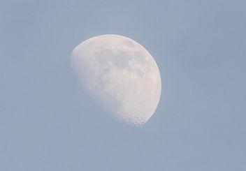 Half moon in blue sky - Kostenloses image #347225