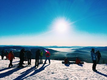 Tourists skiing in winter mountains - image #347705 gratis