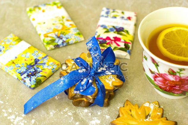 Tea with lemon, chocolate bars and cookies - бесплатный image #347945