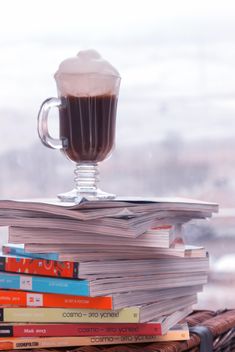 Cup of coffee on pile of magazines - image gratuit #350305 