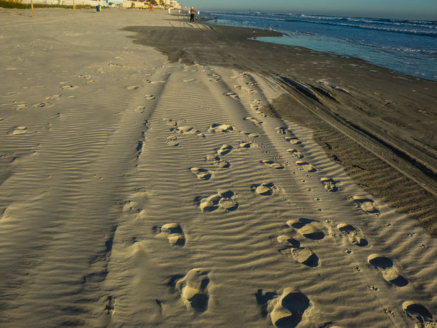 Steps on the beach - image #425545 gratis