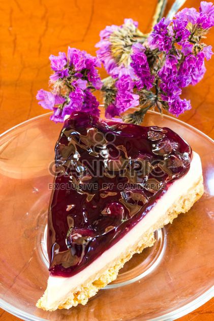 Blueberry pie and purple flowers - image #428775 gratis