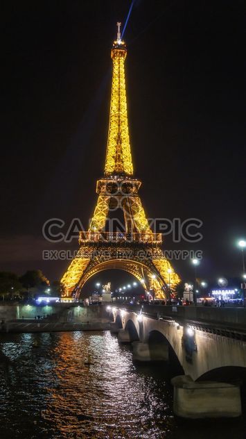 Eiffel tower at dusk - image gratuit #448165 