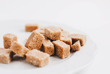 Brown sugar cubes , close up - image #452225 gratis