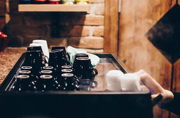 Barista macht Kaffee und Tee. Kaffeetassen auf der Kaffeemaschine im Cafe - Kostenloses image #452645