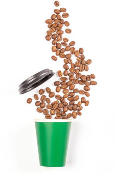 Paper cup with sprinkled coffee beans and lid - бесплатный image #476935