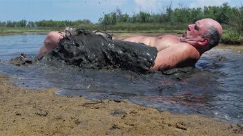 body in mud - бесплатный image #484835